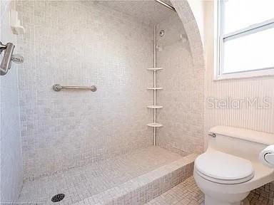 最近售出: $350,000 (3 贝兹, 2 浴室, 2324 平方英尺)