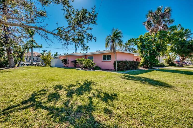 Recently Sold: $775,000 (3 beds, 2 baths, 1869 Square Feet)