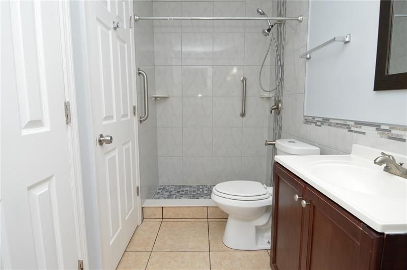最近租的: $1,300 (1 贝兹, 1 浴室, 646 平方英尺)