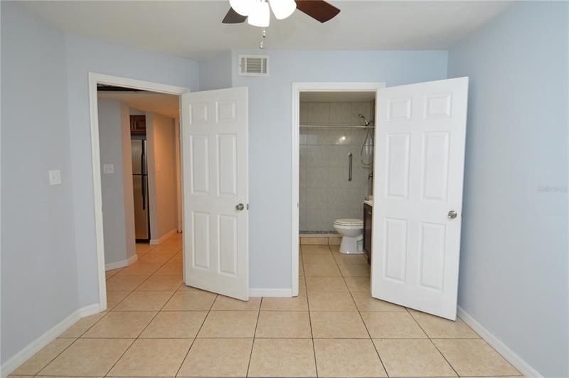 最近租的: $1,300 (1 贝兹, 1 浴室, 646 平方英尺)