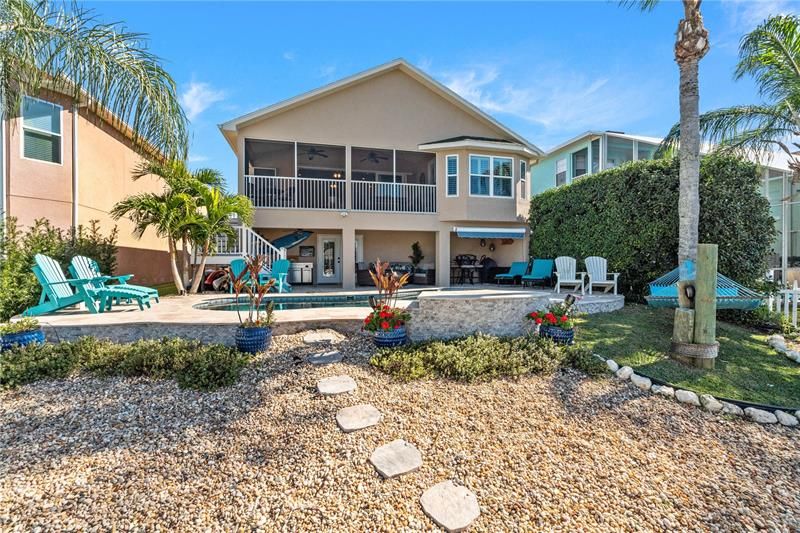 Recently Sold: $899,000 (3 beds, 2 baths, 1987 Square Feet)