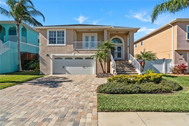 Recently Sold: $899,000 (3 beds, 2 baths, 1987 Square Feet)