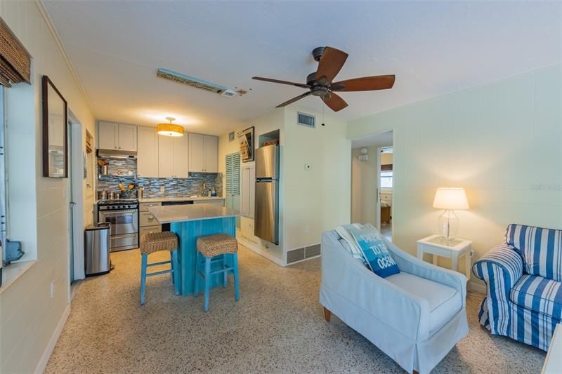 Recently Sold: $899,000 (2 beds, 1 baths, 910 Square Feet)