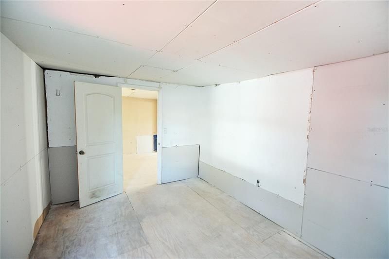 Active With Contract: $155,000 (2 beds, 1 baths, 966 Square Feet)