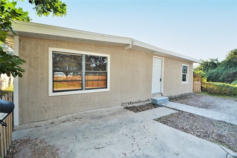 Active With Contract: $155,000 (2 beds, 1 baths, 966 Square Feet)