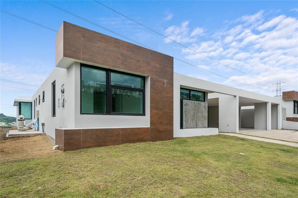 Vendido Recientemente: $1,350,000 (4 camas, 3 baños, 3500 Pies cuadrados)