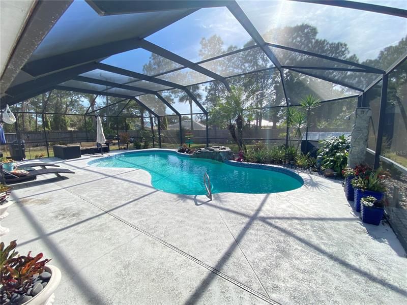 SCREENED POOL