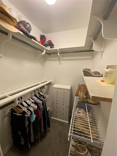 MASTER WALK-IN CLOSET