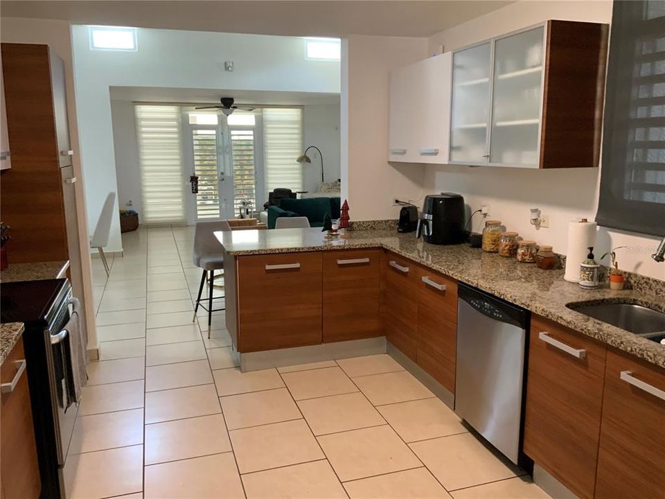 Vendido Recientemente: $314,900 (4 camas, 2 baños, 1850 Pies cuadrados)