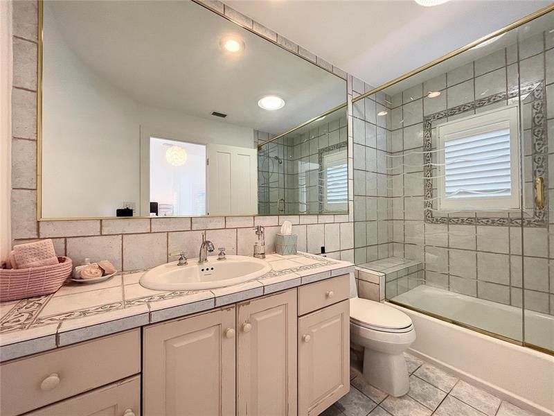 Guest bathroom in great condition