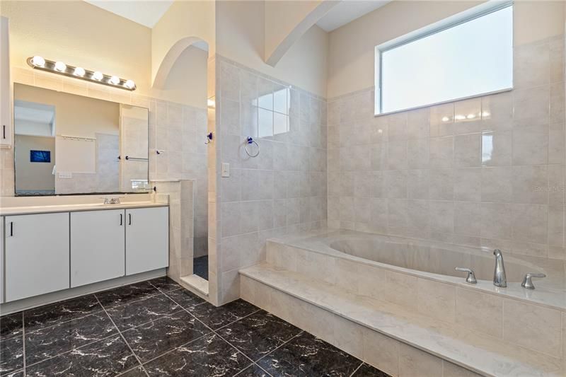最近售出: $599,900 (5 贝兹, 3 浴室, 3168 平方英尺)