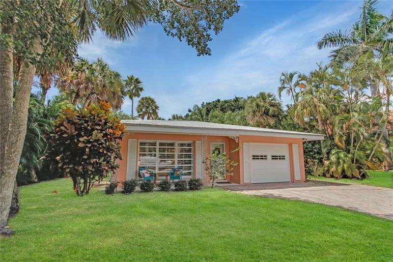 Recently Sold: $1,350,000 (2 beds, 2 baths, 945 Square Feet)