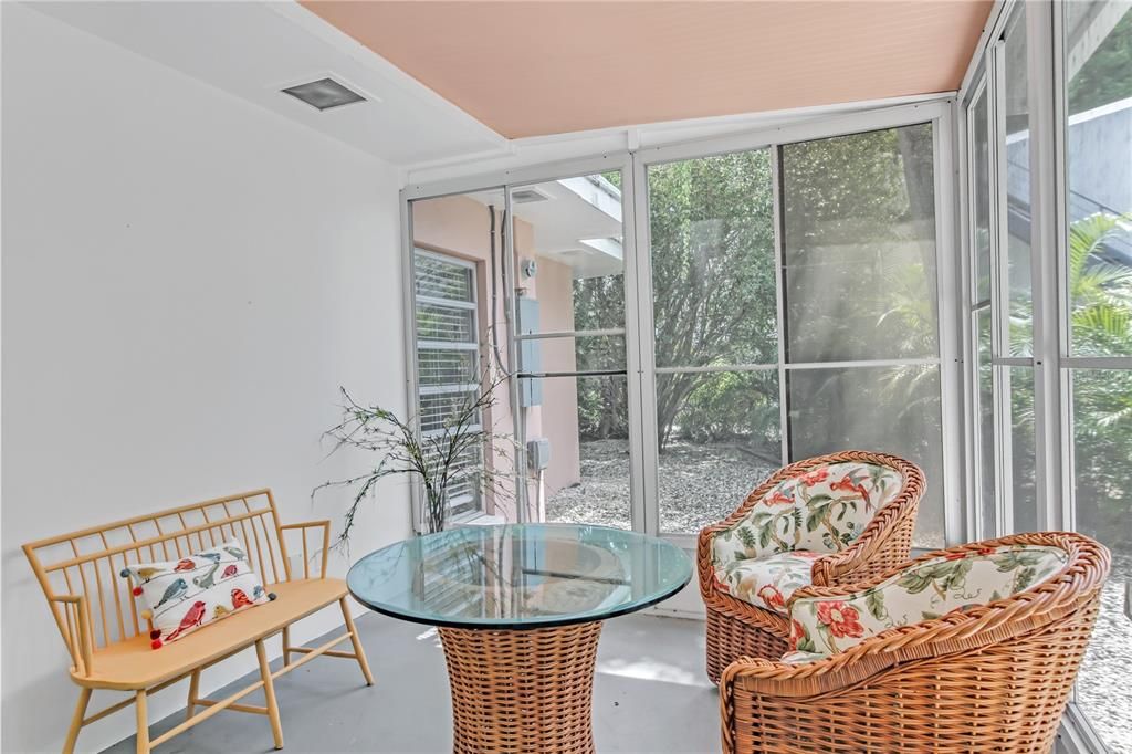 Recently Sold: $1,350,000 (2 beds, 2 baths, 945 Square Feet)