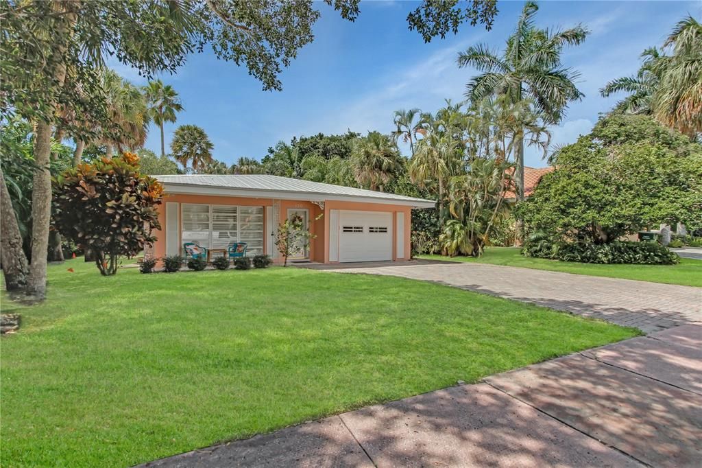 Recently Sold: $1,350,000 (2 beds, 2 baths, 945 Square Feet)