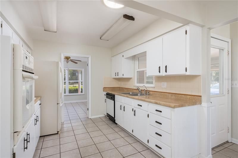 Recently Sold: $425,000 (3 beds, 3 baths, 1848 Square Feet)