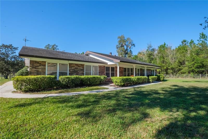 Recently Sold: $425,000 (3 beds, 3 baths, 1848 Square Feet)