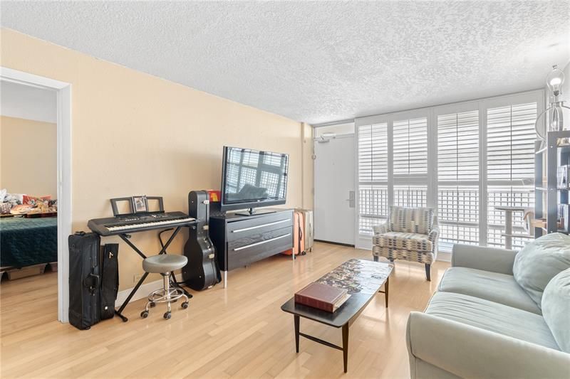 Recently Sold: $220,000 (1 beds, 1 baths, 975 Square Feet)