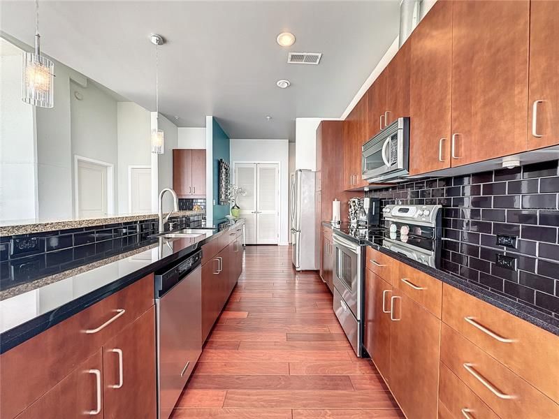 Recently Sold: $1,100,000 (2 beds, 2 baths, 2162 Square Feet)