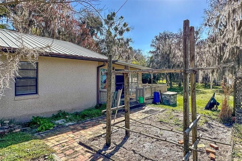 Recently Sold: $350,000 (2 beds, 1 baths, 2350 Square Feet)