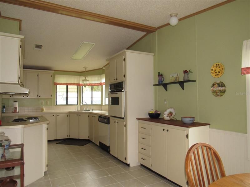 KITCHEN WITH BUILT IN OVEN