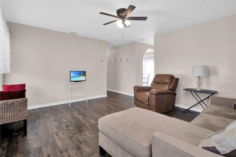 Recently Sold: $207,000 (3 beds, 1 baths, 912 Square Feet)