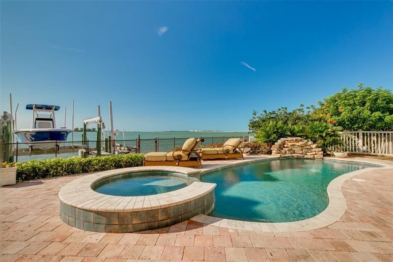 Recently Sold: $4,380,000 (4 beds, 3 baths, 4760 Square Feet)