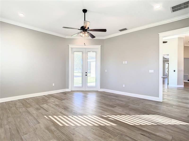 Recently Sold: $650,000 (3 beds, 2 baths, 2471 Square Feet)