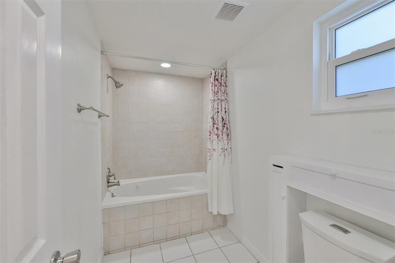最近售出: $320,000 (3 贝兹, 2 浴室, 1299 平方英尺)