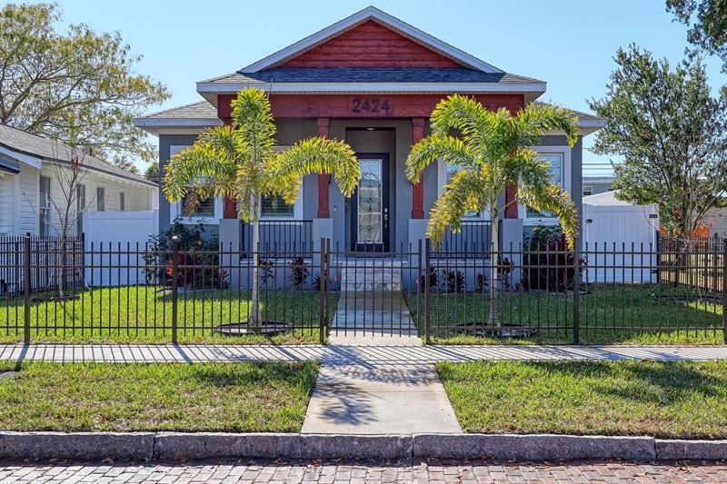 Recently Sold: $950,000 (4 beds, 3 baths, 2215 Square Feet)