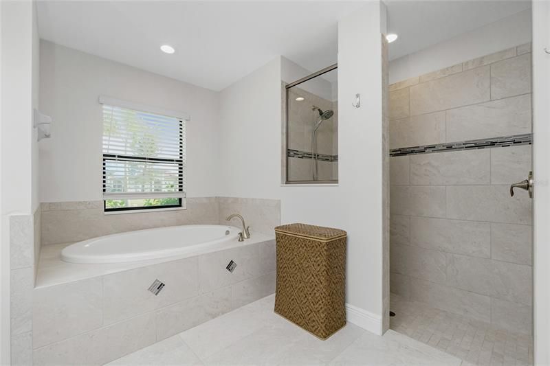 最近售出: $564,900 (4 贝兹, 2 浴室, 2010 平方英尺)