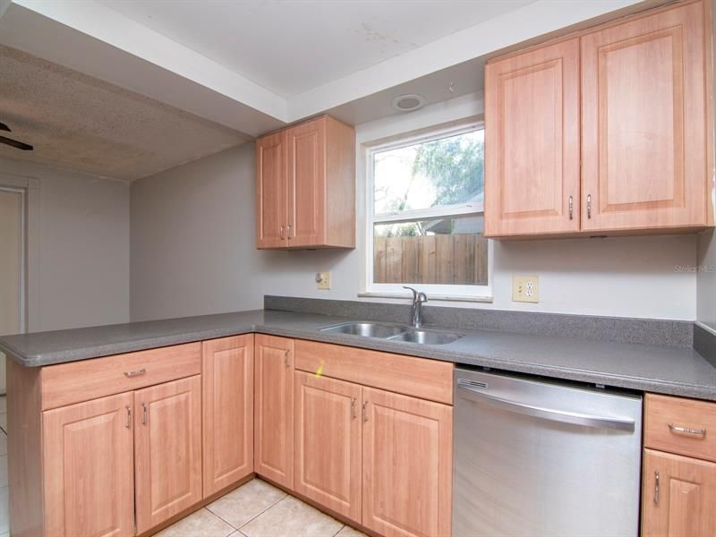 Recently Sold: $320,000 (3 beds, 2 baths, 1468 Square Feet)