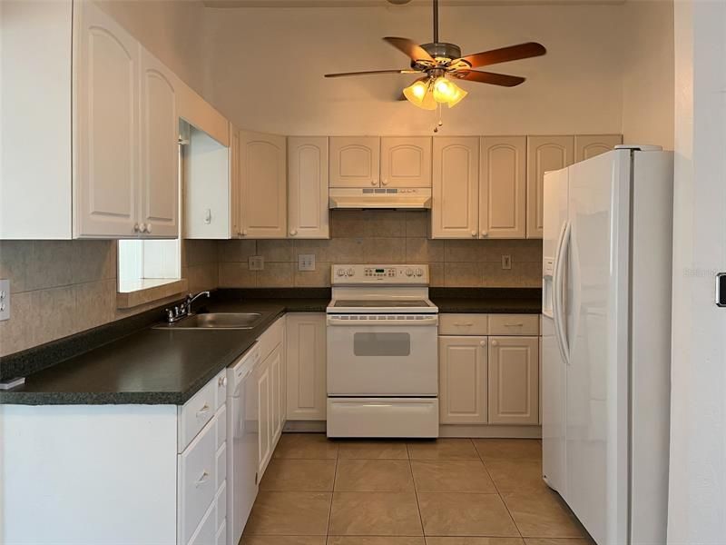 Recently Sold: $295,000 (2 beds, 2 baths, 1464 Square Feet)