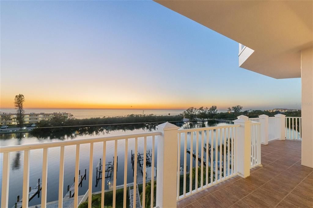 Active With Contract: $2,595,000 (3 beds, 3 baths, 3700 Square Feet)