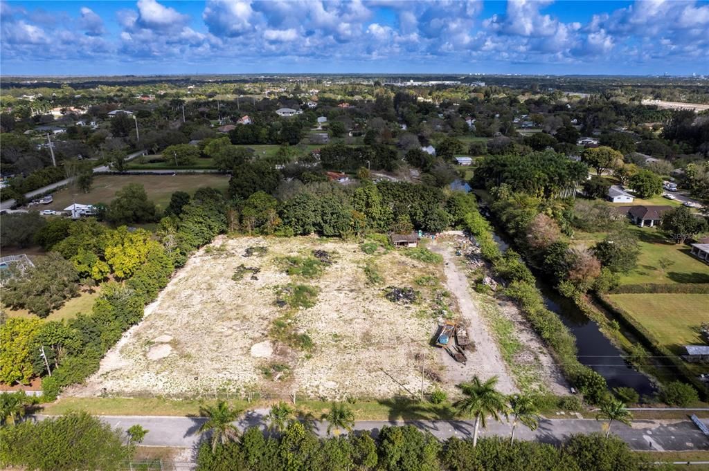 На продажу: $1,380,000 (2.50 acres)