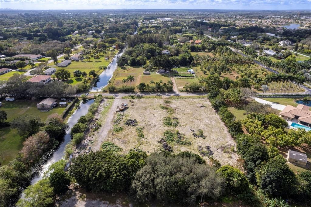 На продажу: $1,380,000 (2.50 acres)