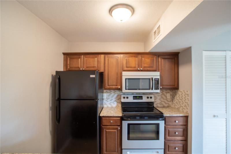 Recently Rented: $1,350 (1 beds, 1 baths, 563 Square Feet)