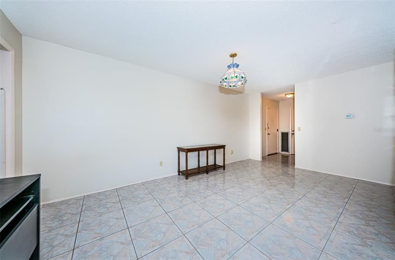 Large foyer/dining room