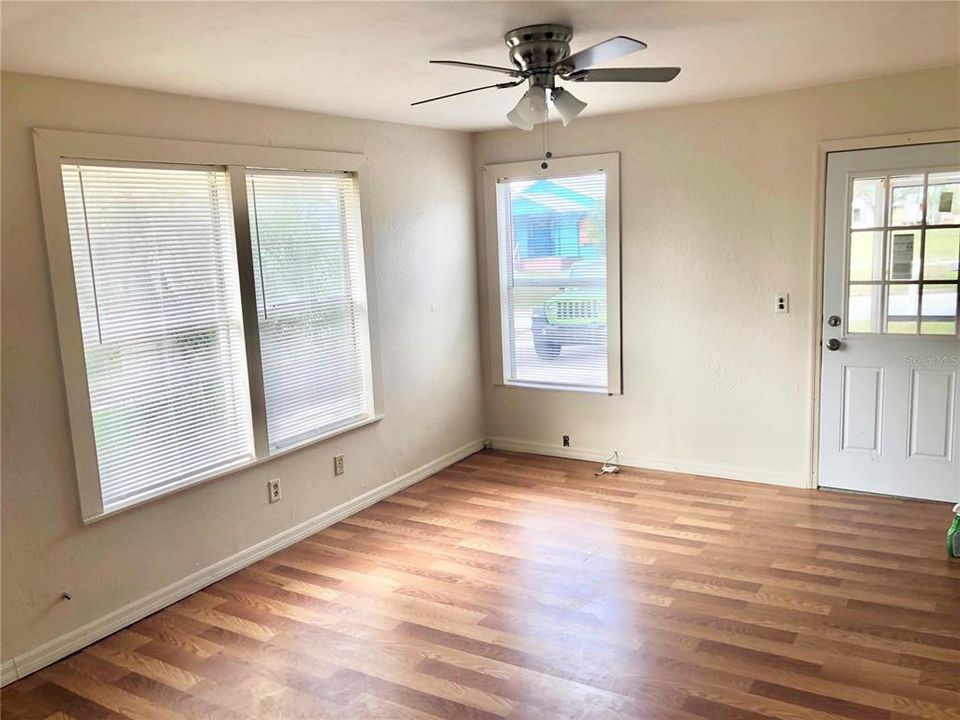 Recently Rented: $1,100 (2 beds, 1 baths, 696 Square Feet)