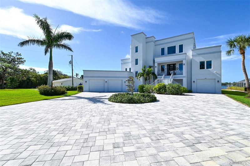 Recently Sold: $3,500,000 (4 beds, 3 baths, 3627 Square Feet)