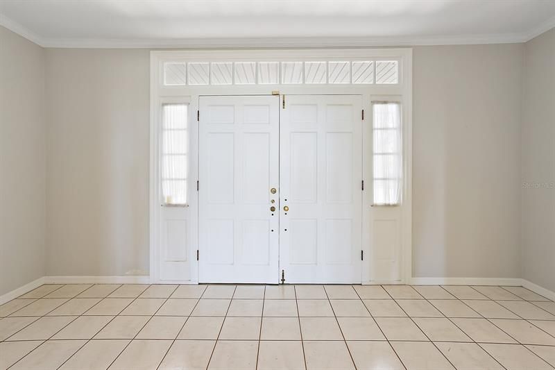 Large entry foyer, light and bright