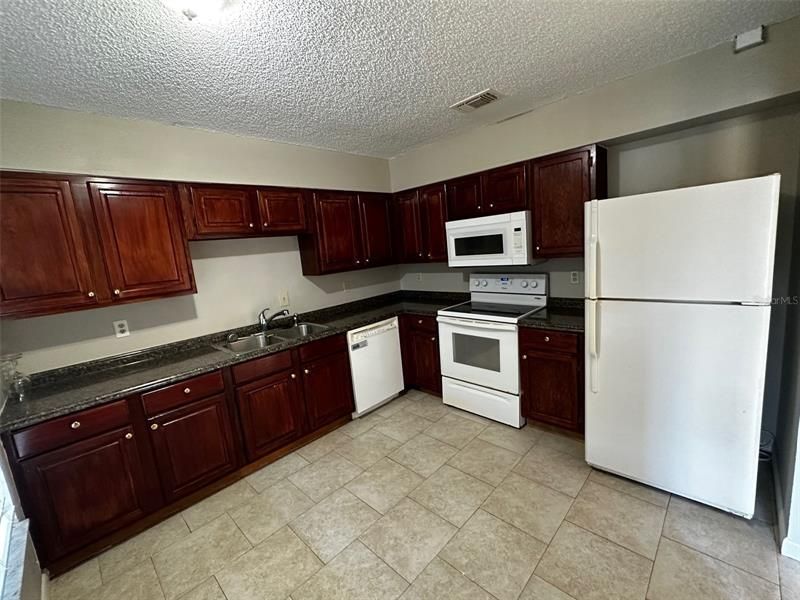Recently Rented: $1,275 (2 beds, 2 baths, 1076 Square Feet)