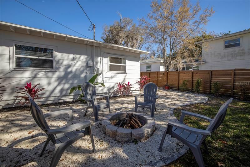 Recently Rented: $3,000 (3 beds, 1 baths, 875 Square Feet)