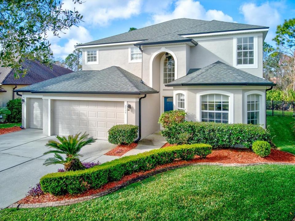 Gorgeous curb-appeal