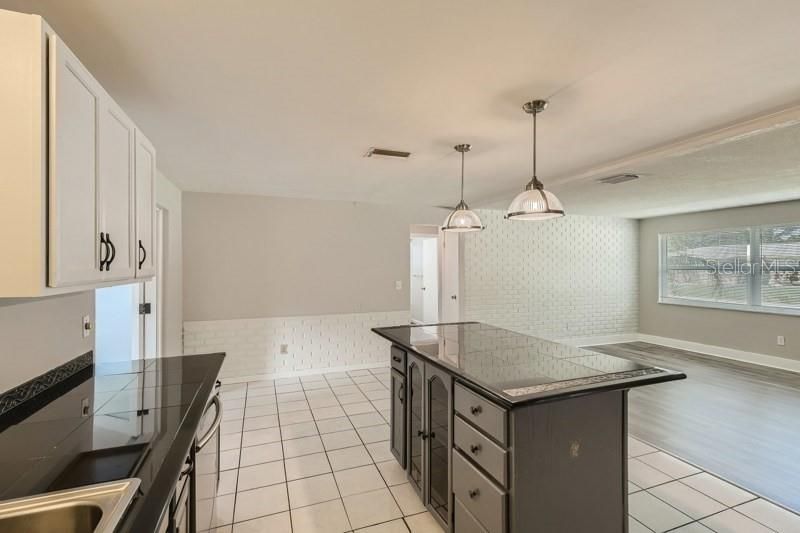 Recently Rented: $3,095 (3 beds, 2 baths, 1436 Square Feet)