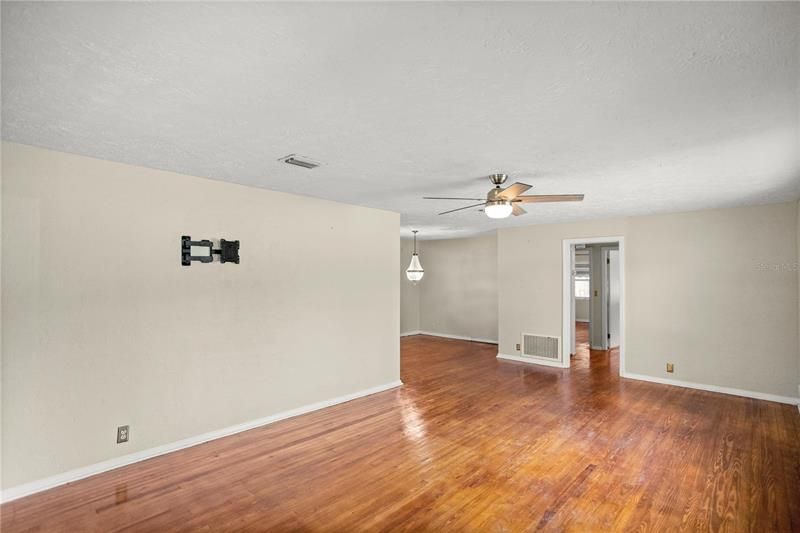 Recently Sold: $189,900 (2 beds, 1 baths, 1200 Square Feet)