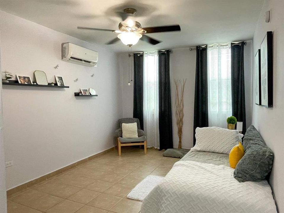 Vendido Recientemente: $375,000 (4 camas, 2 baños, 2254 Pies cuadrados)