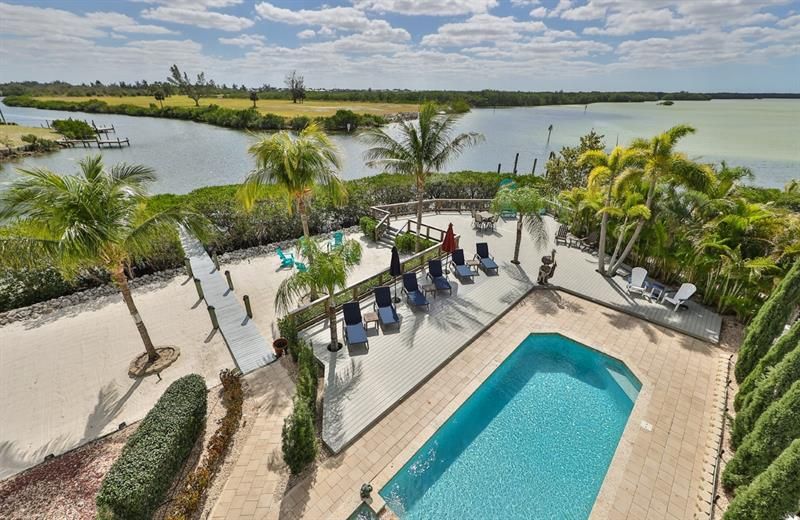 Recently Sold: $1,975,000 (5 beds, 4 baths, 4186 Square Feet)
