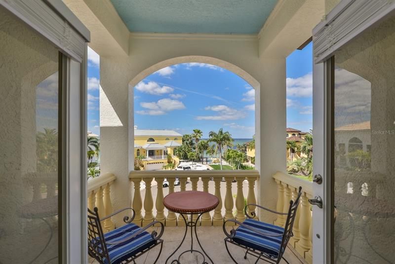 Recently Sold: $1,975,000 (5 beds, 4 baths, 4186 Square Feet)