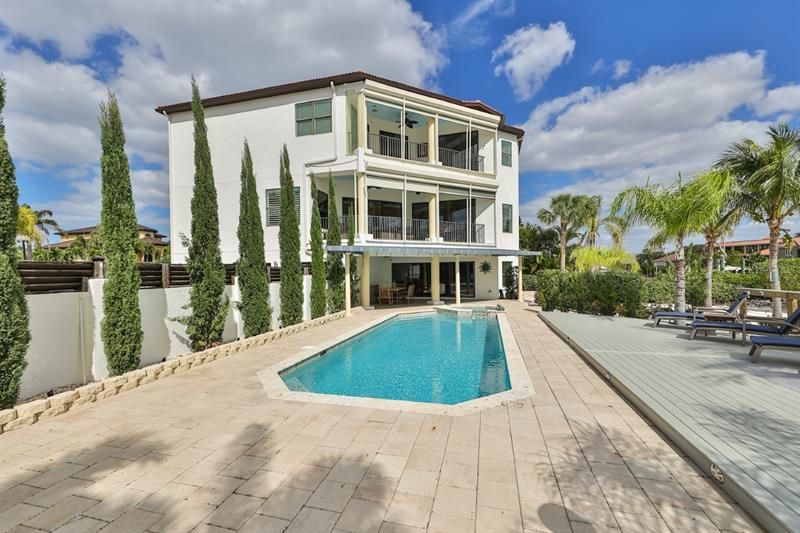 Recently Sold: $1,975,000 (5 beds, 4 baths, 4186 Square Feet)
