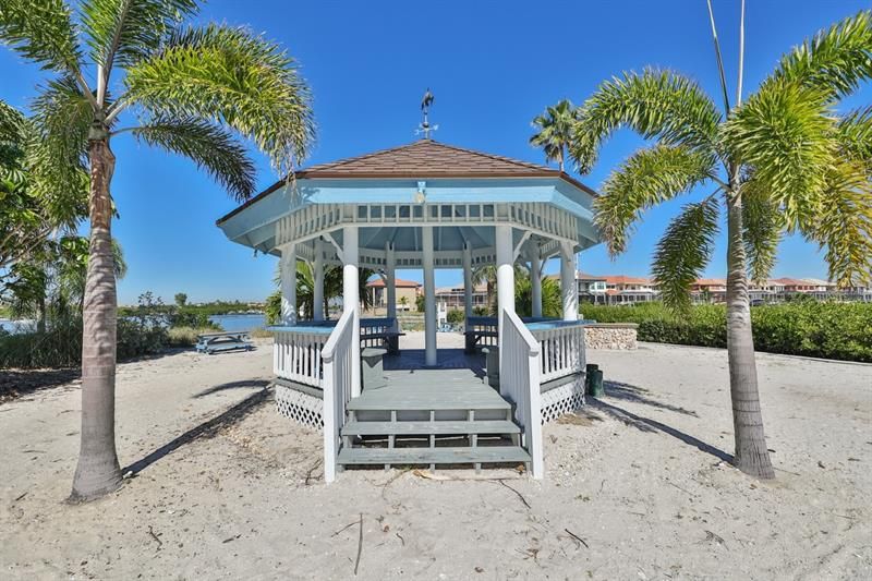 Recently Sold: $1,975,000 (5 beds, 4 baths, 4186 Square Feet)